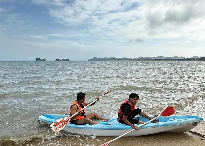 Aura Bluewave Beach House And Mini Beach Cafe